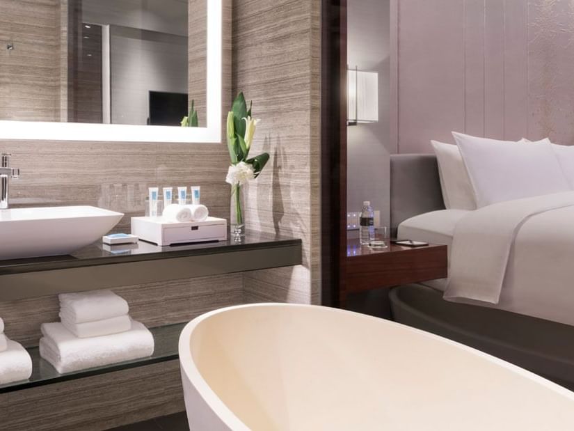 Washbasin & bath tub in the club deluxe room at Amara Hotel