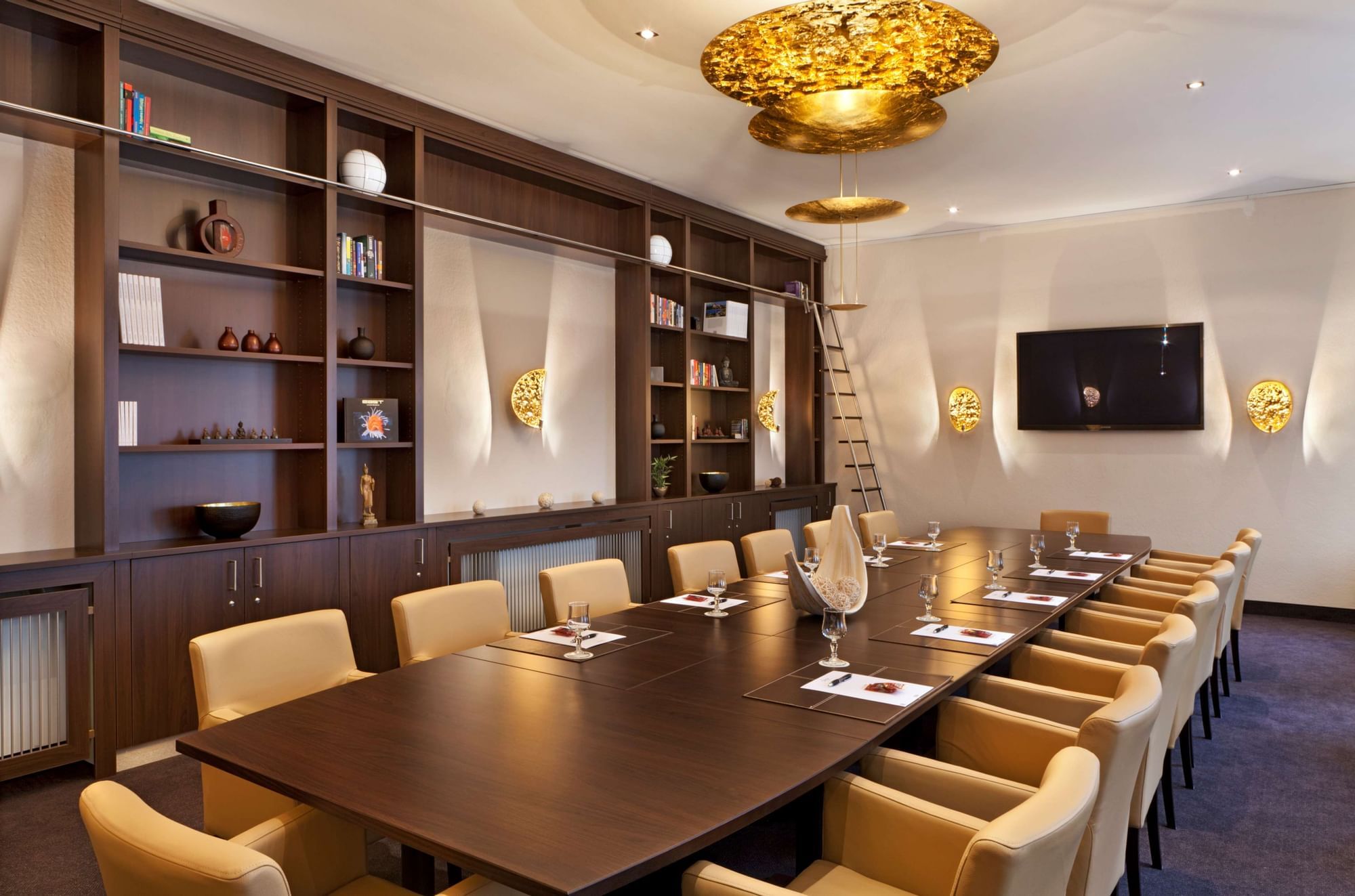 Innenansicht des eleganten Tagungsraums im Flemings Hotel München