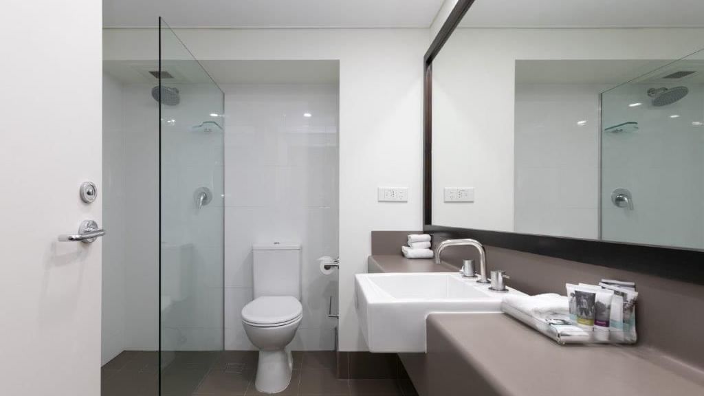 Standard Twin Room Bathroom at Mercure Sydney Parramatta