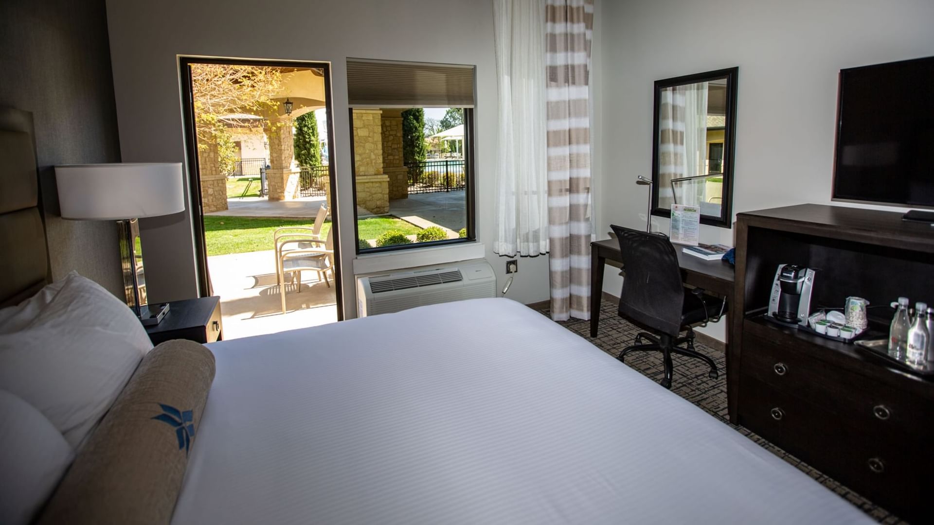 King Patio room featuring a king-sized bed and a courtyard patio at Shangri-La Monkey Island