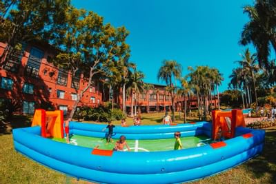 Crianças brincando em uma área de recreação no Iguazu Grand Resort