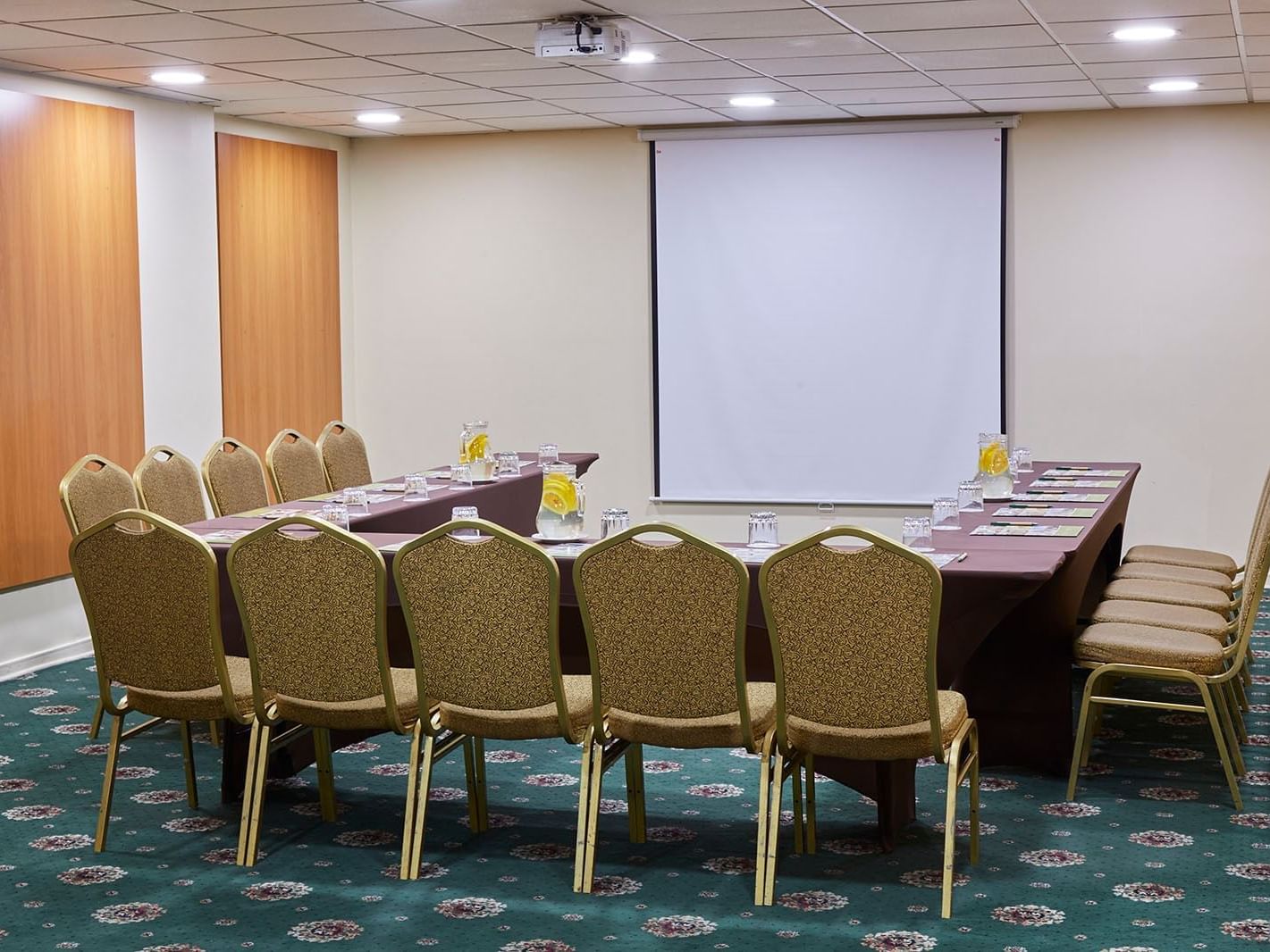A U-shaped table in Directorio Room at Hotel Torremayor Lyon
