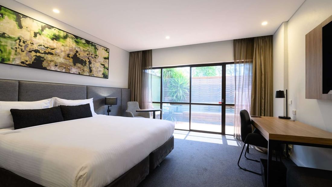 Modern Deluxe King Room with courtyard at Mercure Penrith in Penrith.