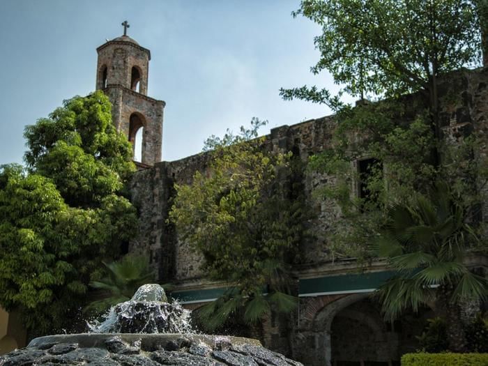 Vista de un antiguo fuerte y una fuente cerca de FA Hotels & Resorts