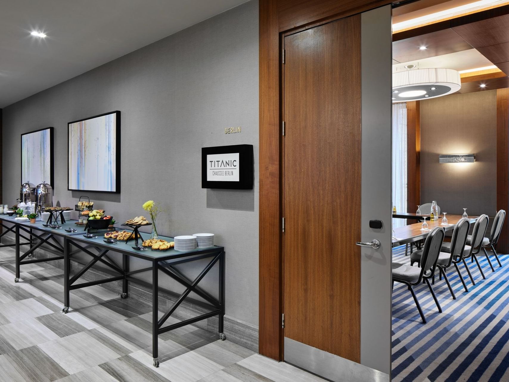 Ein Buffet, das vor dem Konferenzraum im Titanic Chaussee Berlin aufgebaut ist