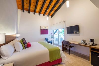 Resort-Room-Renovated-King-Bed-01