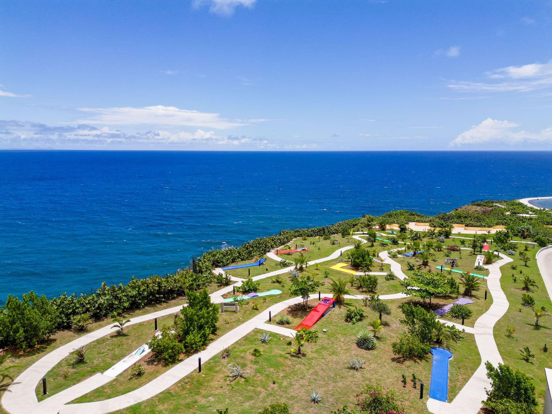 Luchtfoto van een kustpark met kronkelende paden en speelzones nabij Golden Rock Resort
