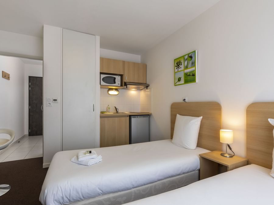 Room with kitchen & double bed at Kosy appart'hotels