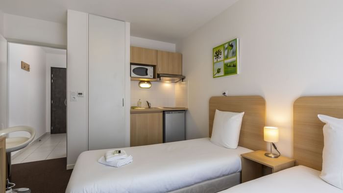 Room with kitchen & double bed at Kosy appart'hotels