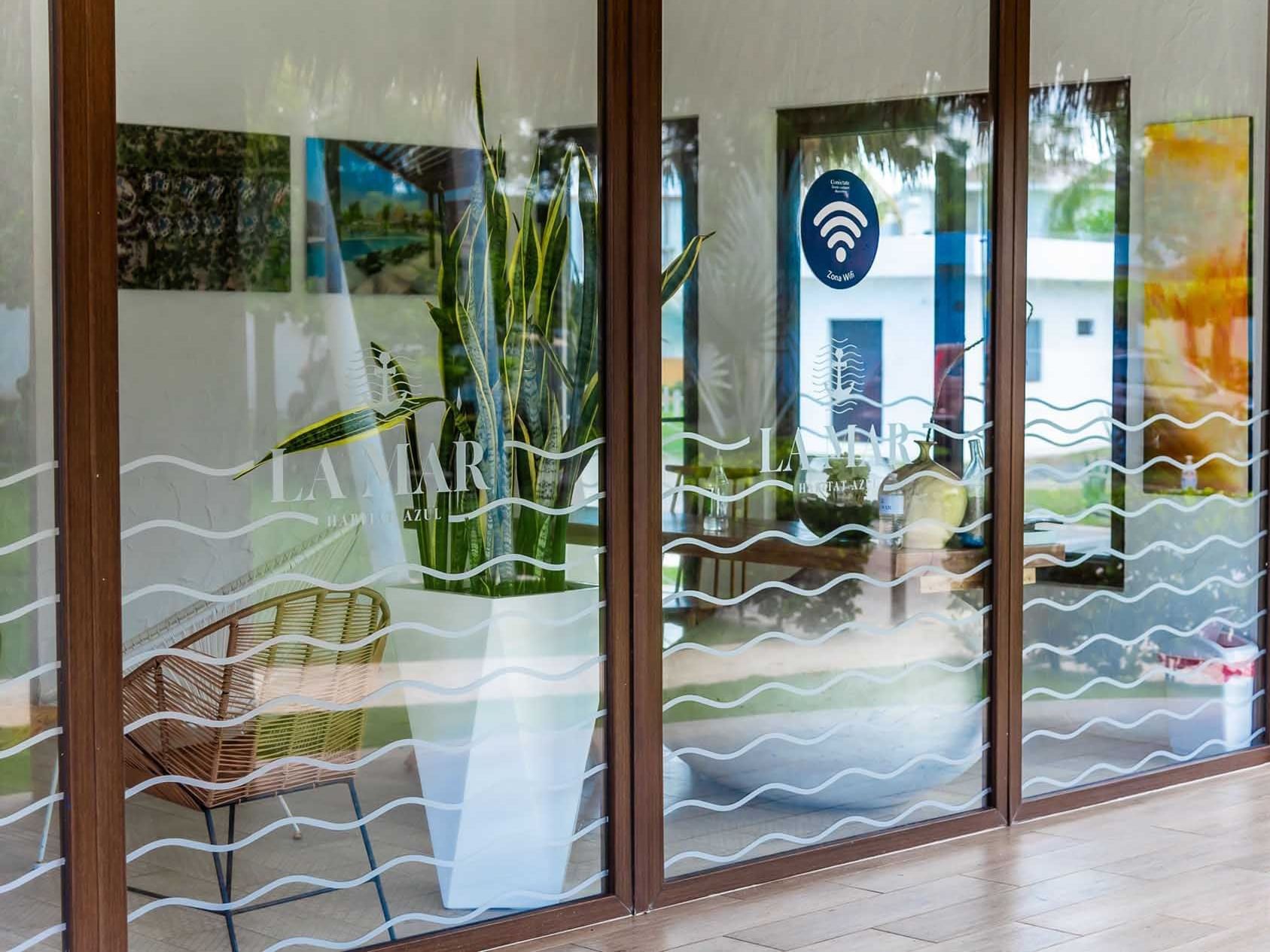 A free WIFI sign on a glass door at La Mar Monterrico