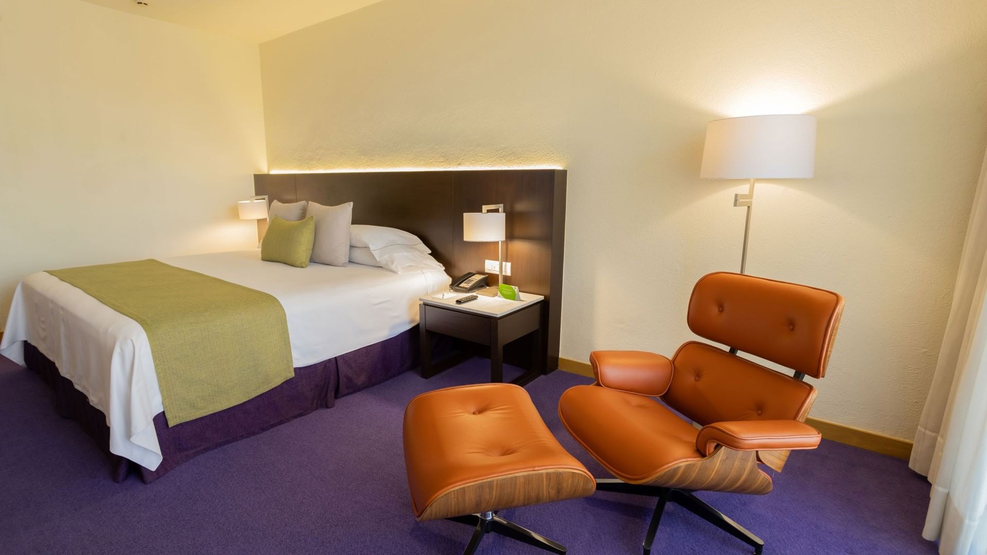Habitación Camino Real Club King con cama grande, silla y lámpara en Ciudad de México at Camino Real Polanco México.