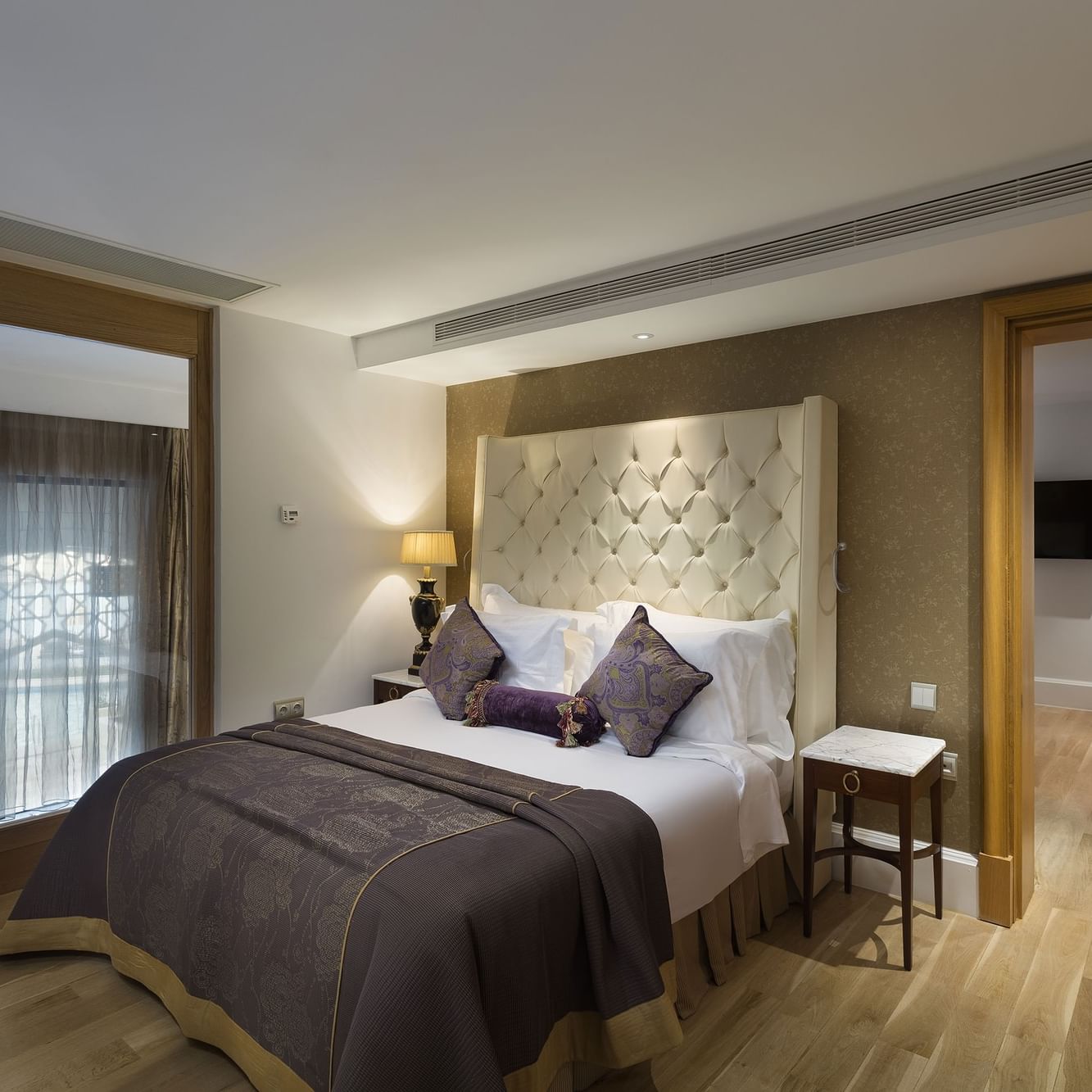 Luxuriöses Schlafzimmer in der Premium Pool-Duplex-Suite des Titanic Mardan Palace mit großem Bett und elegantem Dekor.