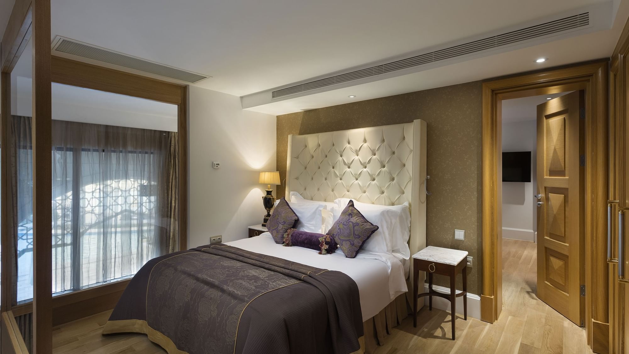 Luxuriöses Schlafzimmer in der Premium Pool-Duplex-Suite des Titanic Mardan Palace mit großem Bett und elegantem Dekor.