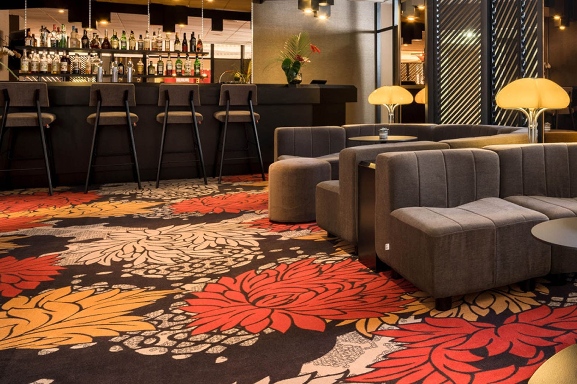 Comptoir et coin salon dans le bar à l'Oceania Quimper