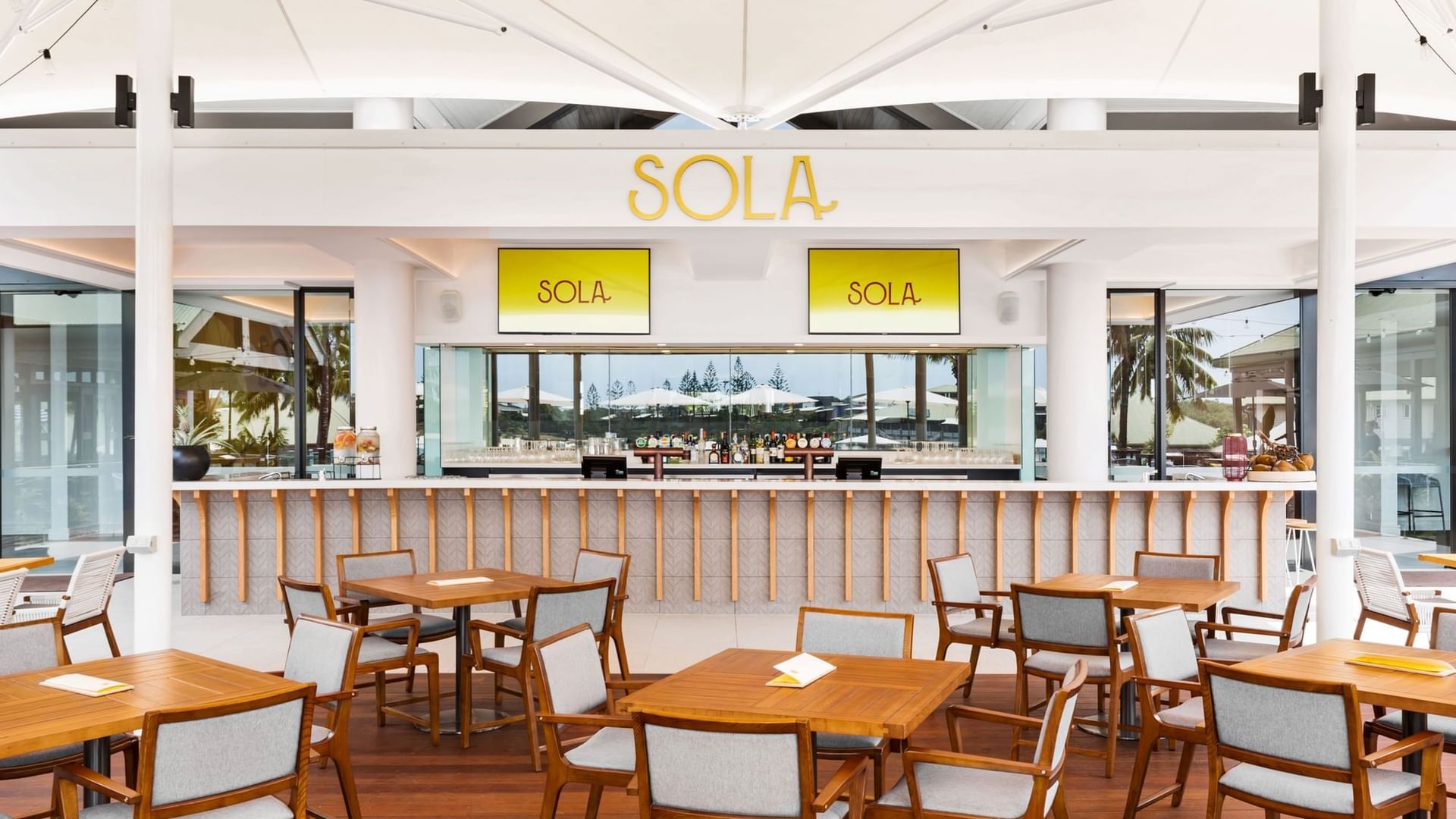 Novotel Sunshine Coast SOLA Bar