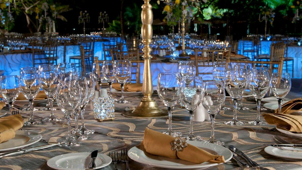 Open air night dining table setup in GFA Coral Beach Cancún