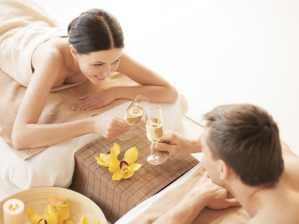 A couple enjoying Aqlla treatment with champagne at Hotel Sumaq