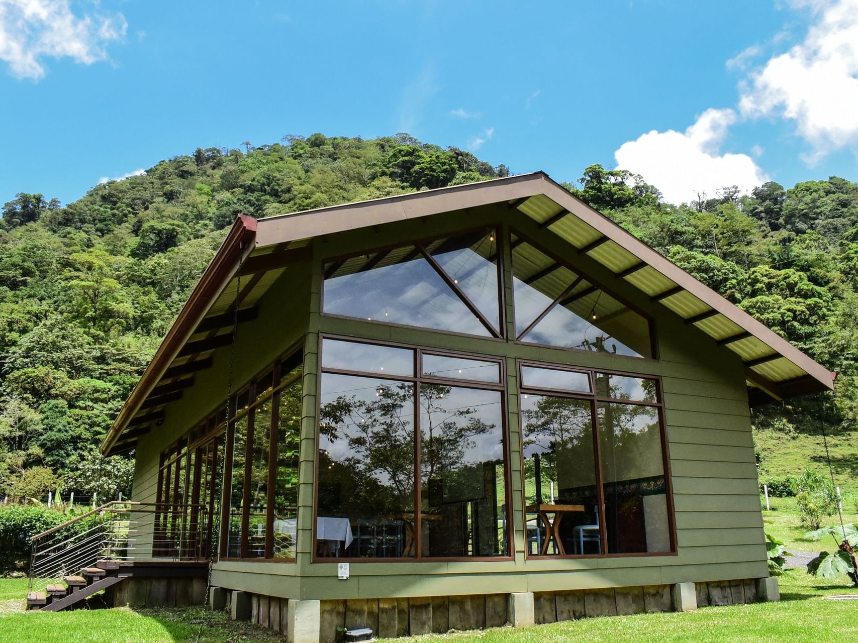 sala de reuniones bungalow con grandes ventanales