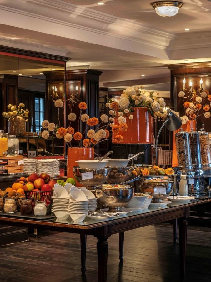 Ontbijtbuffet met vers fruit, gebak en koffie in het Warwick Grand-Place Brussel.
