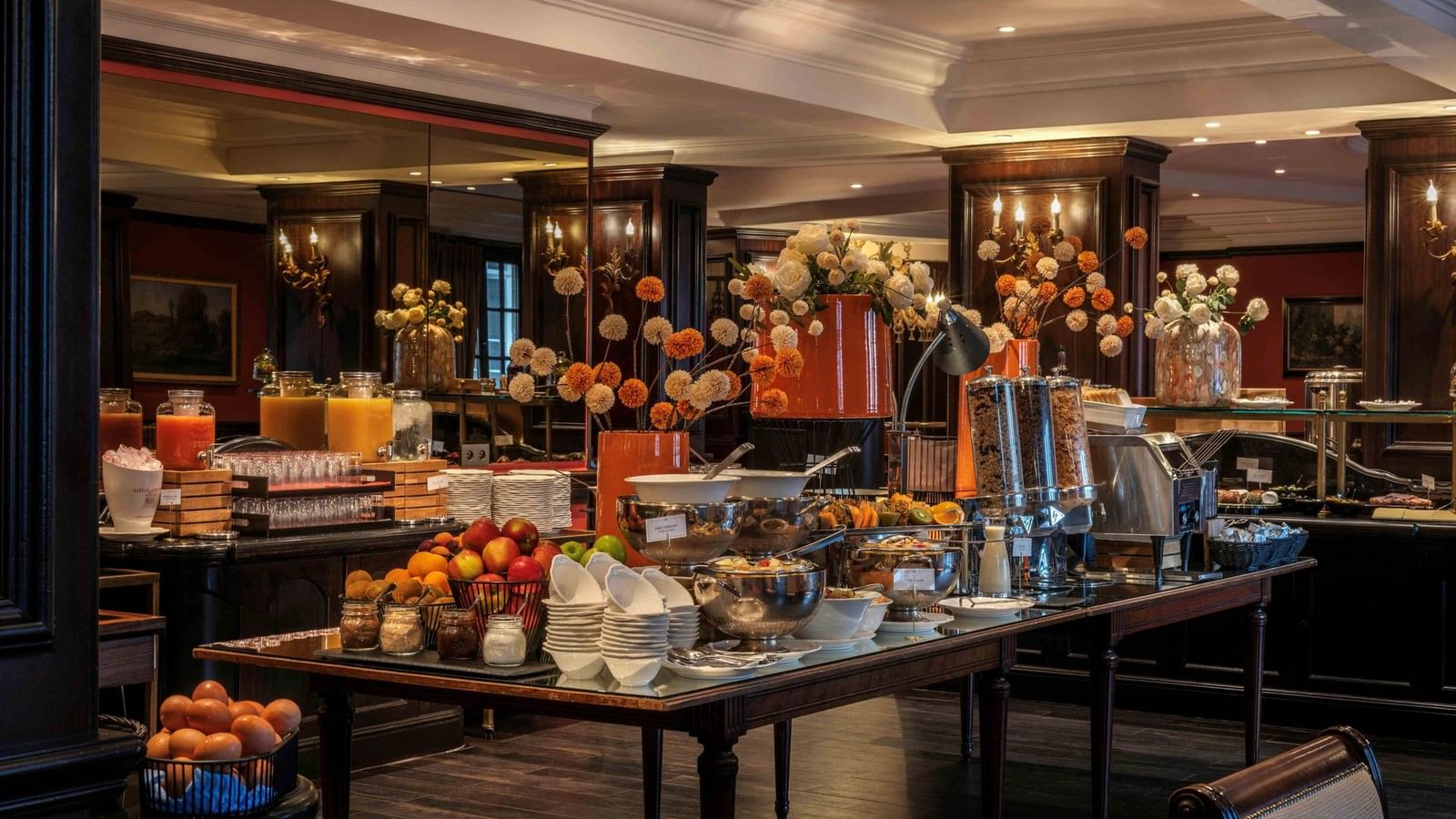 Ontbijtbuffet met vers fruit, gebak en koffie in het Warwick Grand-Place Brussel.