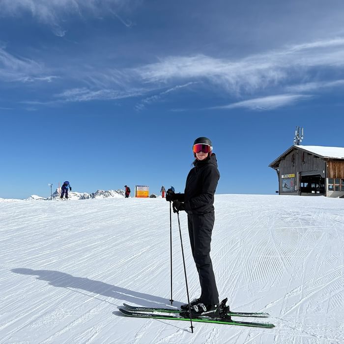 Skifahrerin auf der Piste bei strahlendem Sonnenschein am Falkensteiner Hotel Montafon