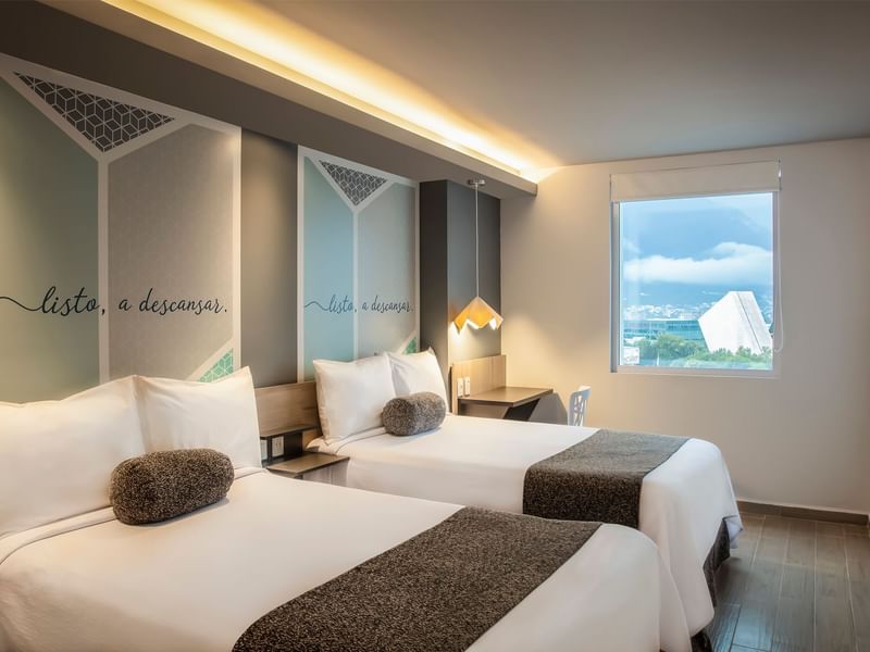 Camas gemelas en One Plus 2 Twin con vista a la ciudad en One Hotels