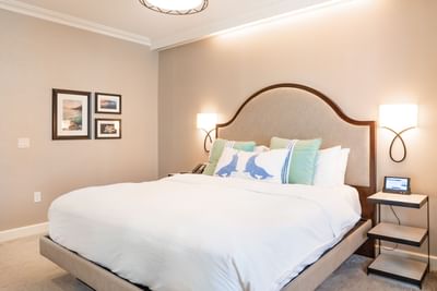 Cozy bed with carpeted floors in Accessible King Room at Hotel Atwater