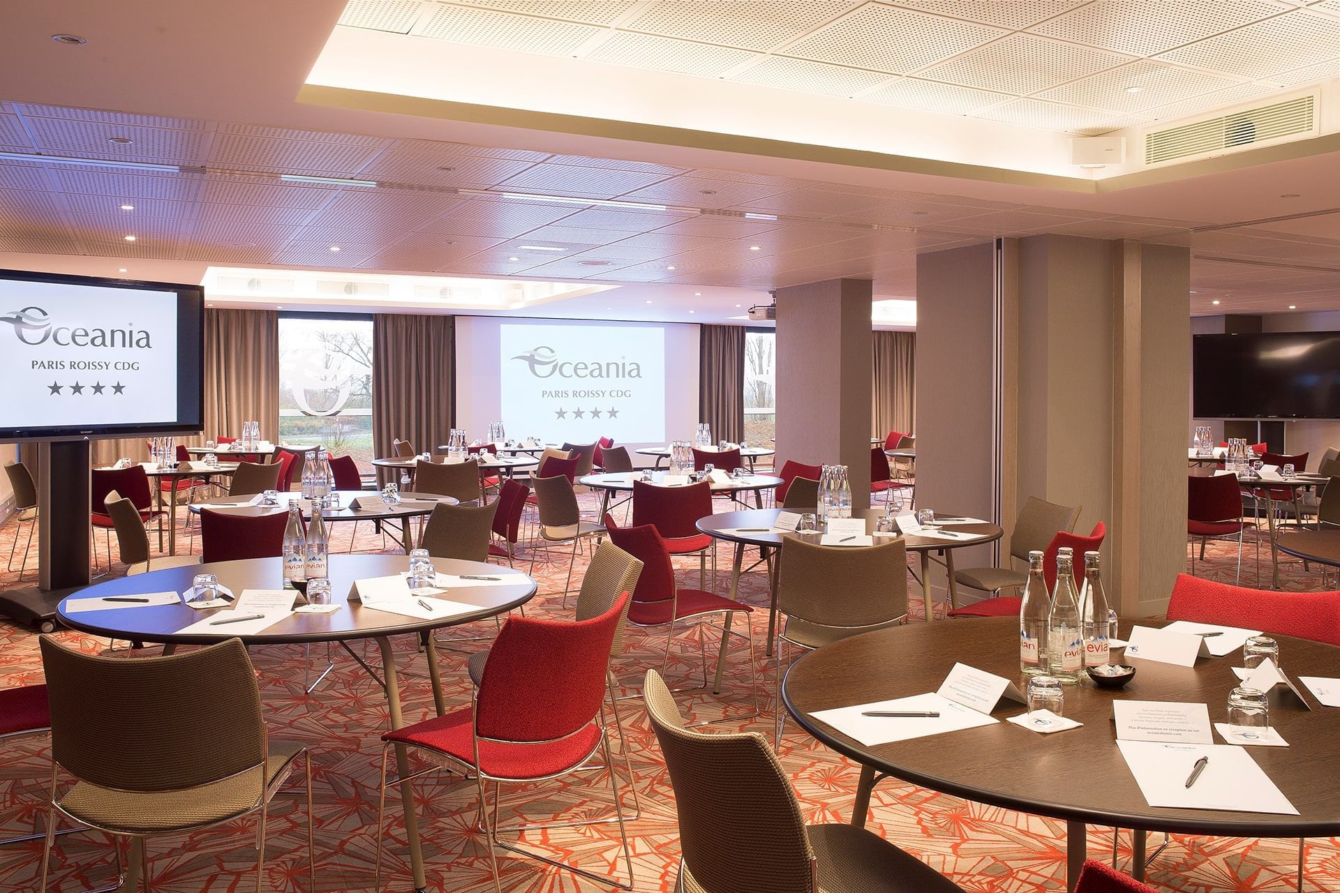 Configuration de banquet dans une salle de réunion à l'Oceania Paris Roissy CDG