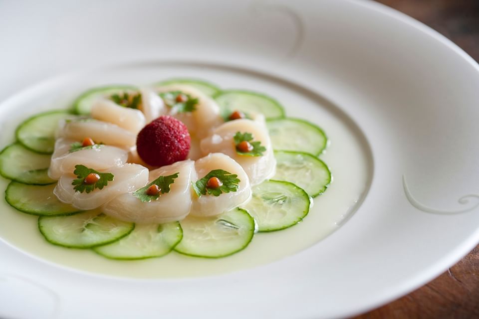 <p>Restaurants & Bars</p>
