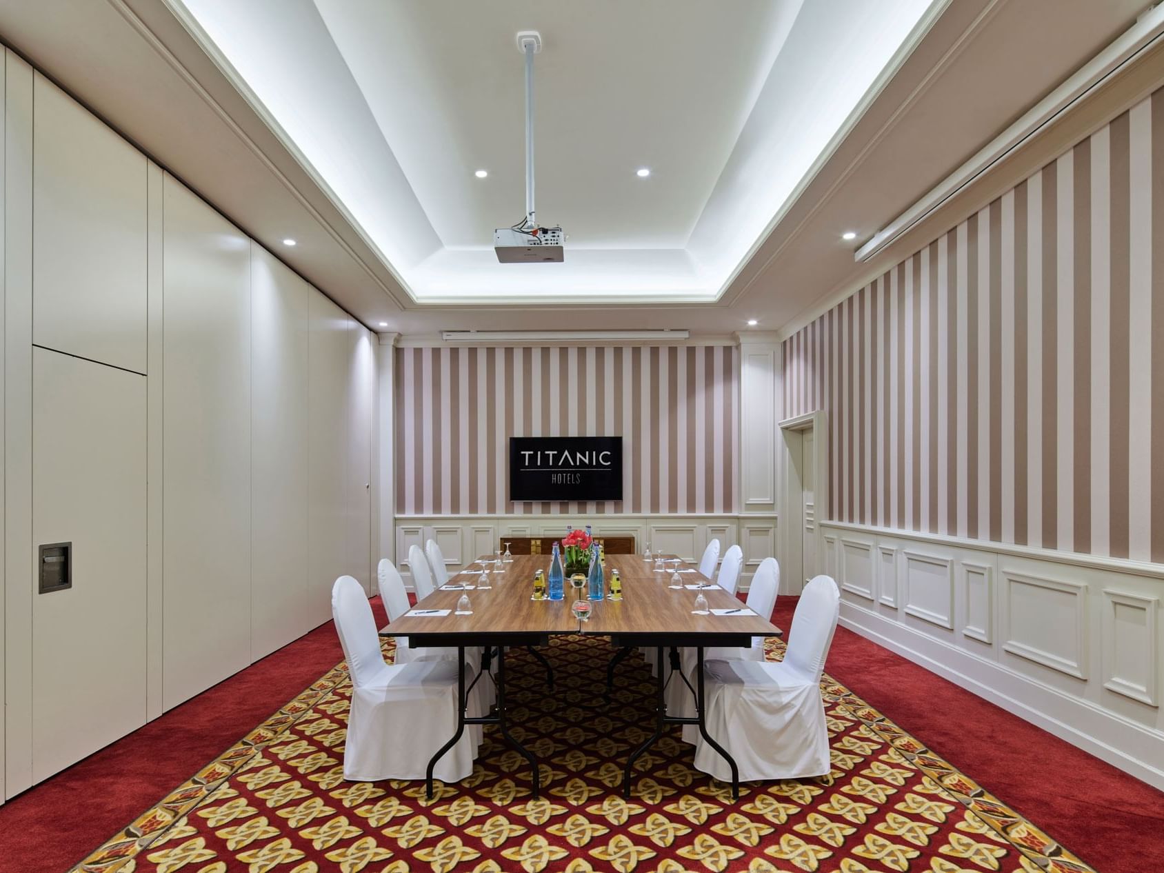 Tische vor dem Projektor im Private Meeting Room II im Titanic Gendarmenmarkt Berlin angeordnet