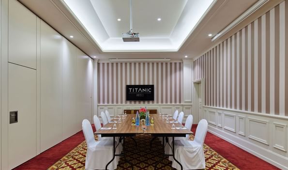 Conference table in front of the projector in Private Meeting Room II at the Titanic Gendarmenmarkt Berlin