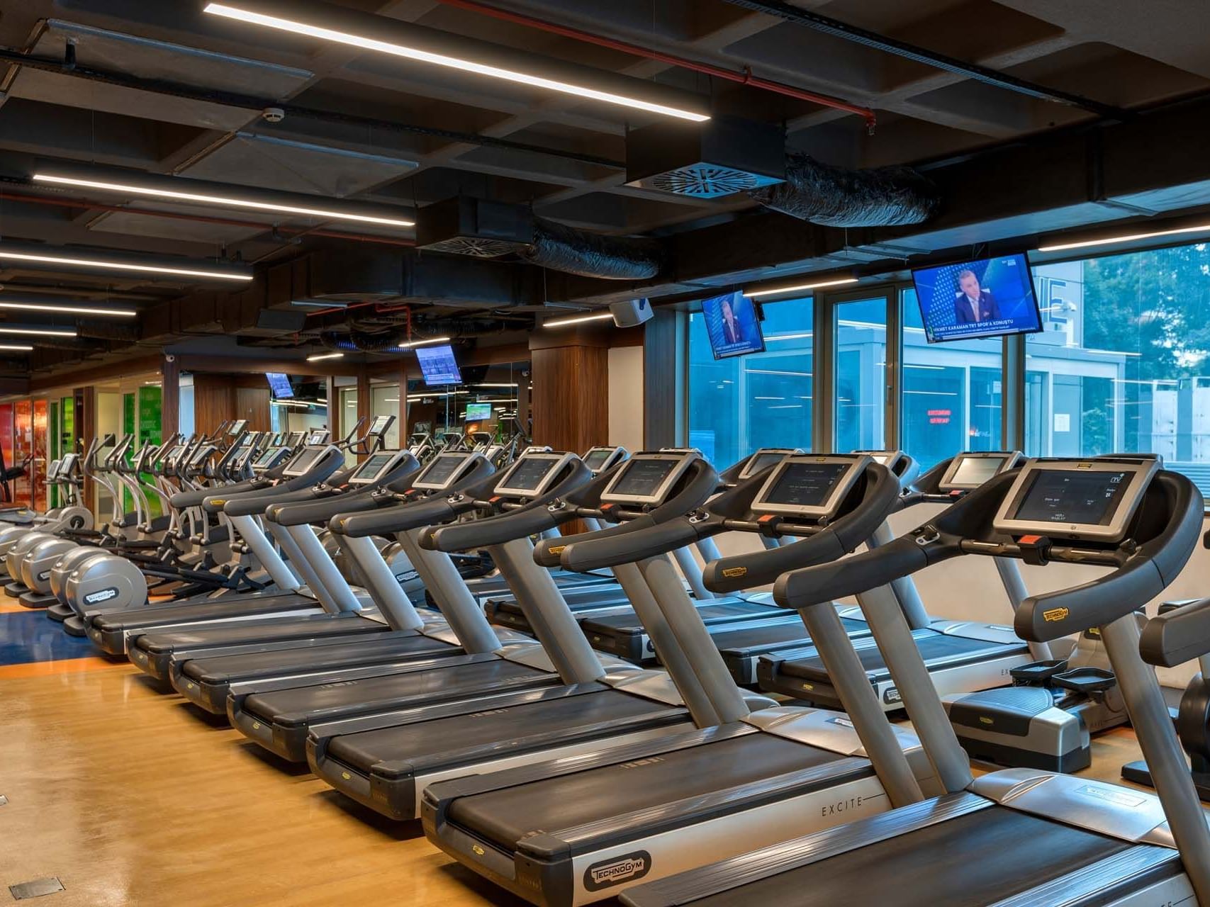 Titanic Port Bakırköy'deki Befine Fitness spor salonunda, modern koşu bantlarıyla donatılmış kardiyo alanı sizi bekliyor.