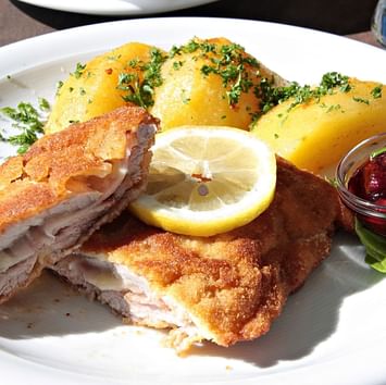 Wiener Schnitzel, serviert auf einem Teller in der Nähe des Sylter Hof Hotel in Berlin