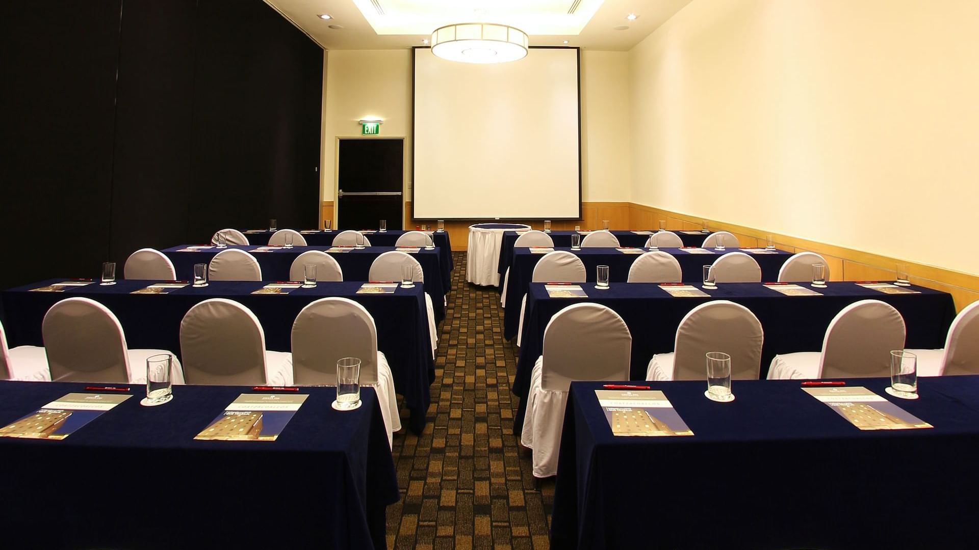 Classroom setup in a meeting room at Fiesta Inn Coatzacoalcos 