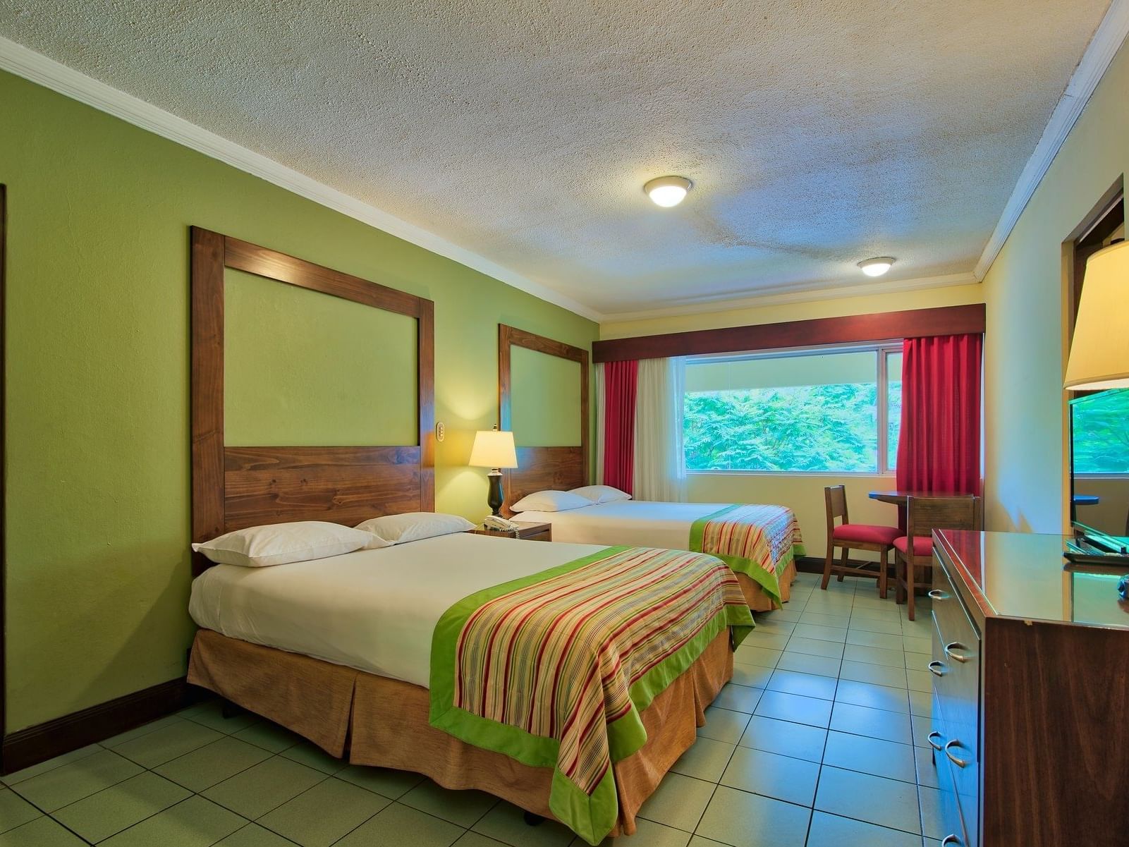 Family Suite con 2 camas dobles y ventana en Fiesta Resort