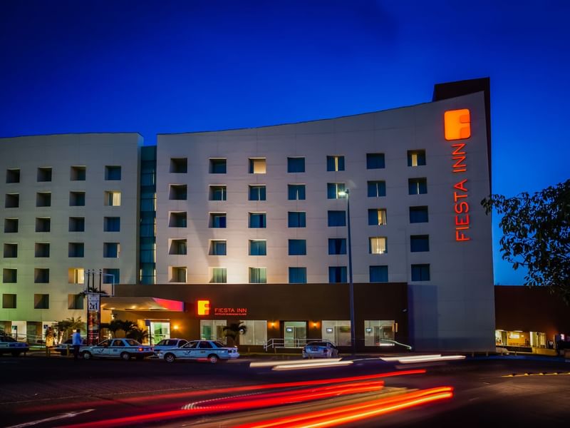 Night exterior view of the Fiesta Inn Culiacán