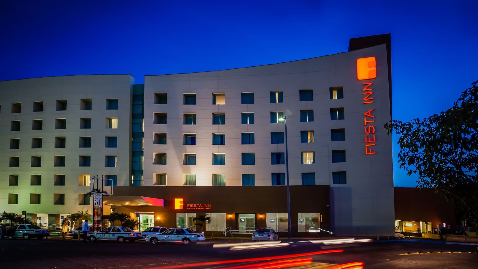 Night exterior view of the Fiesta Inn Culiacán