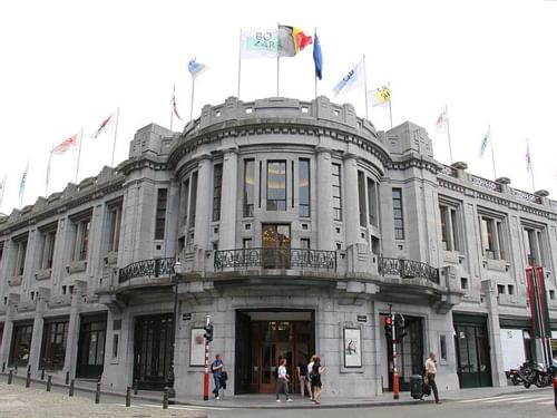 La vue extérieure de BOZAR près de l'Hôtel Brussels