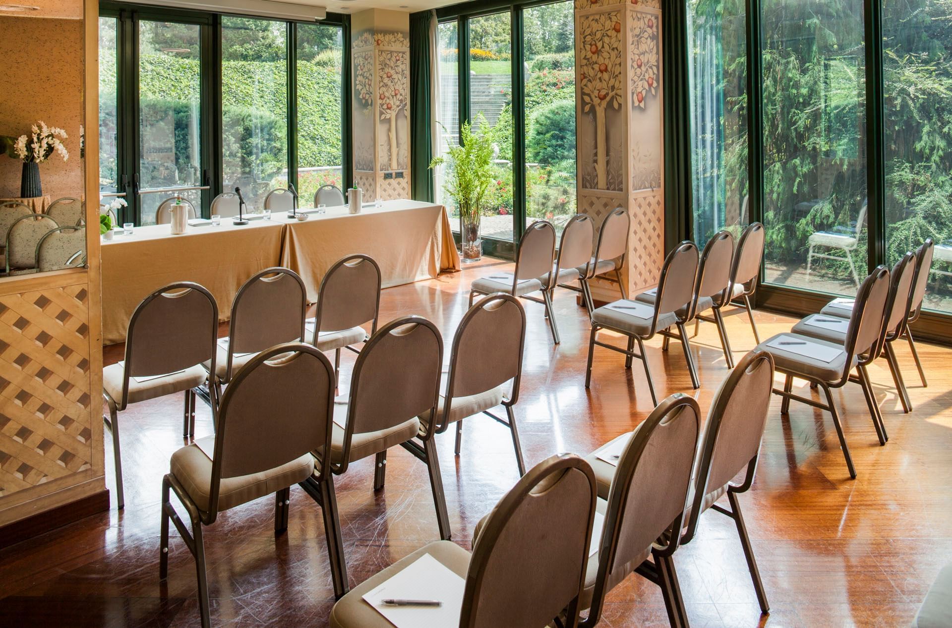 Sala meeting vista d a dietro al Cosmo Hotel Torri