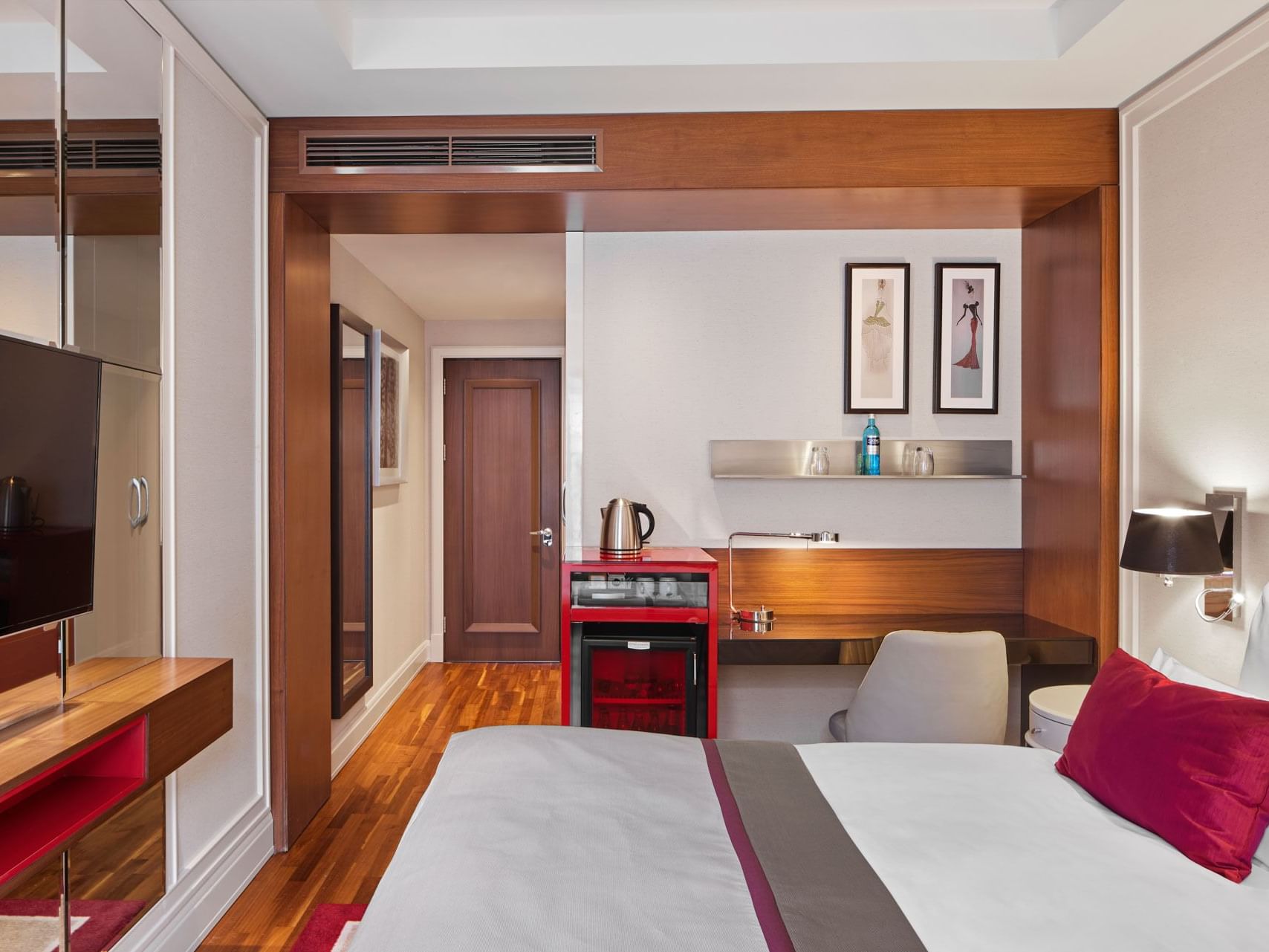 Paare, feiern Sie Ihren besonderen Anlass im luxuriösen Komfort eines Deluxe Zimmers im Titanic Gendarmenmarkt Berlin