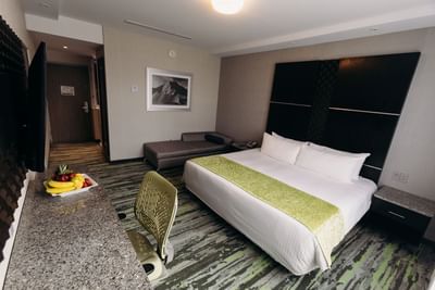 King bed & work desk in Superior Rom at Araiza San Luis