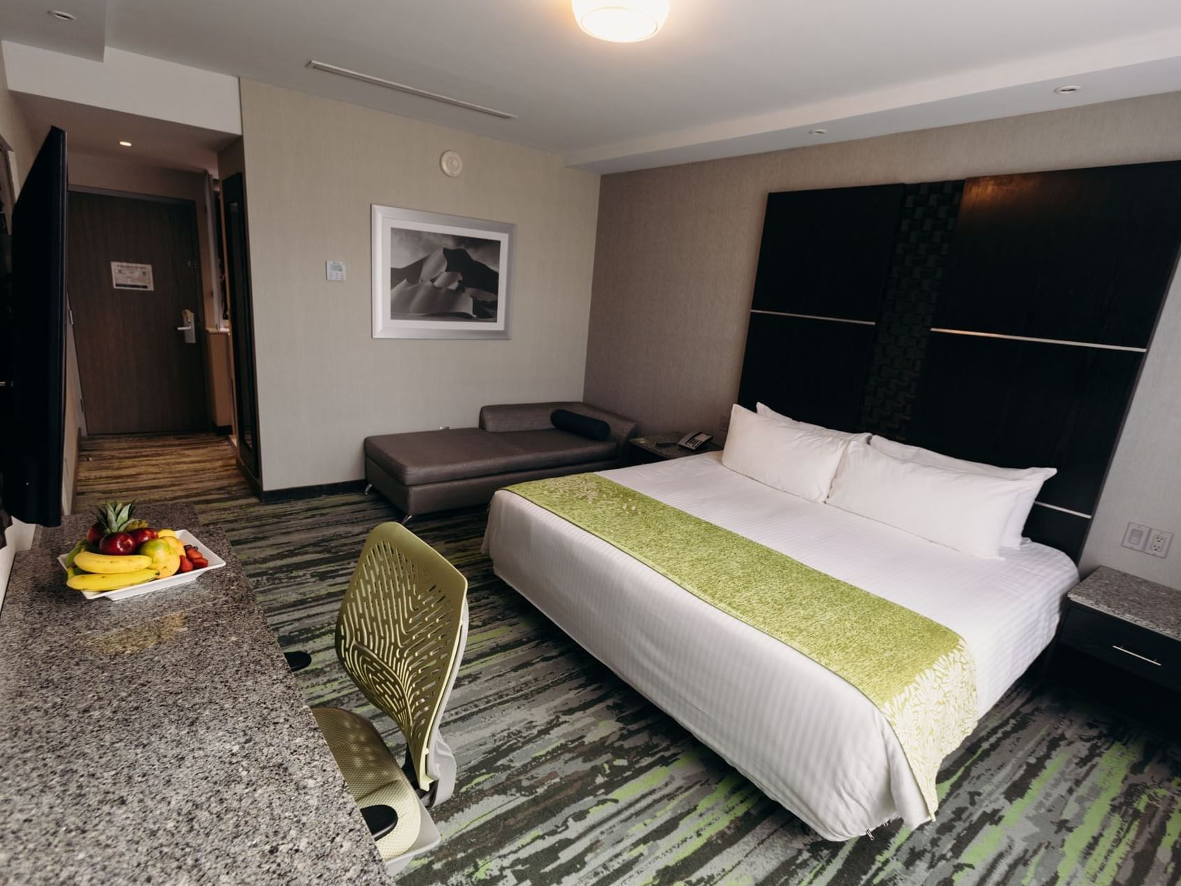 King bed & work desk in Superior Rom at Araiza San Luis
