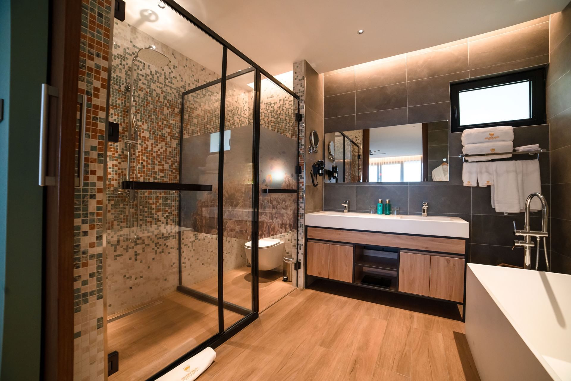 Badkamerinterieur met wastafel en douche in Deluxe Ocean View Room bij Golden Rock Resort