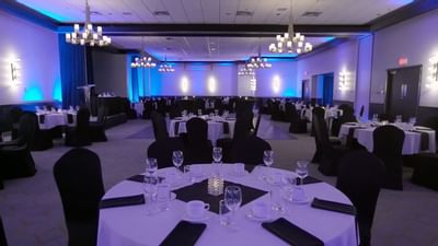 tables et chaises dans une salle de bal