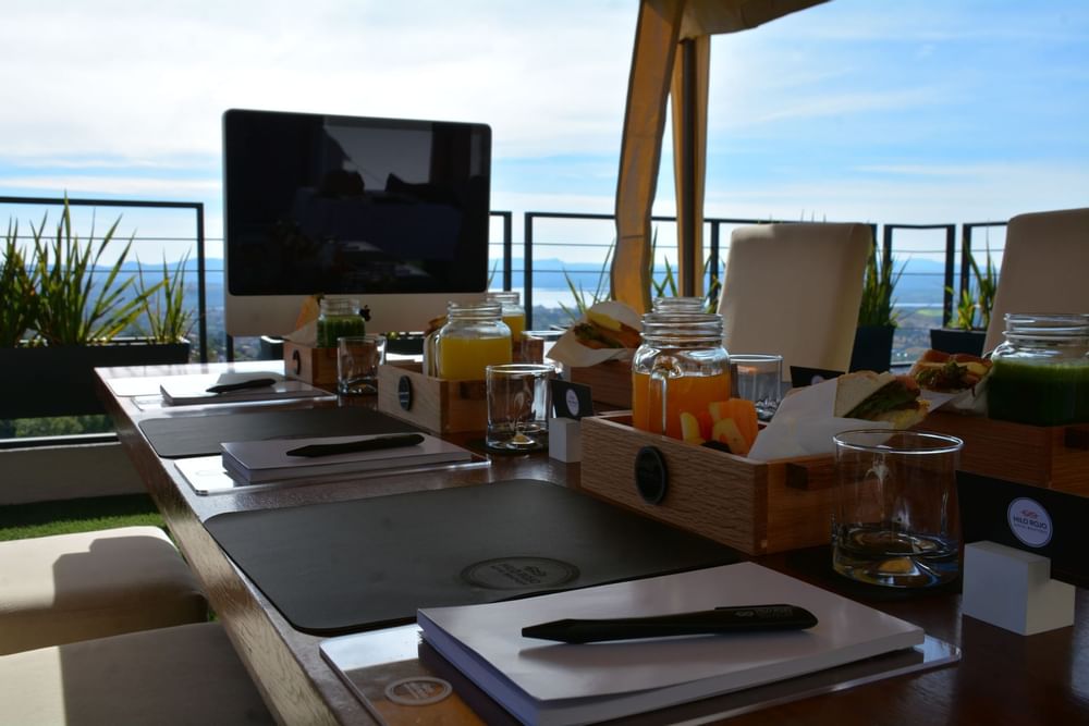 Una mesa en un área de reunión al aire libre en Curamoria Collection