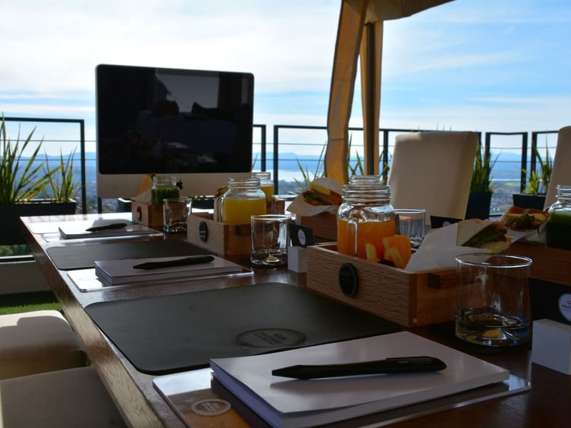 Dining & meeting table with an ocean view at Ilo Rojo Curamoria