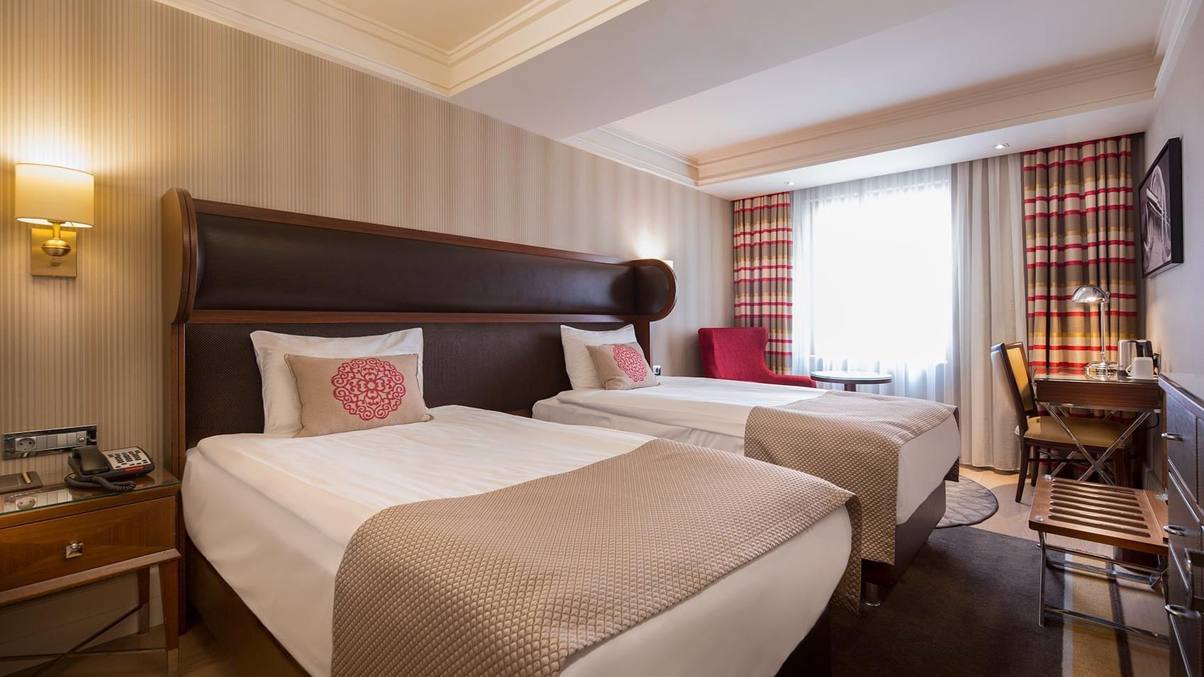 Titanic Comfort Şişli’deki Aile Odası, iki ayrı tek kişilik yatakla donatılmıştır.