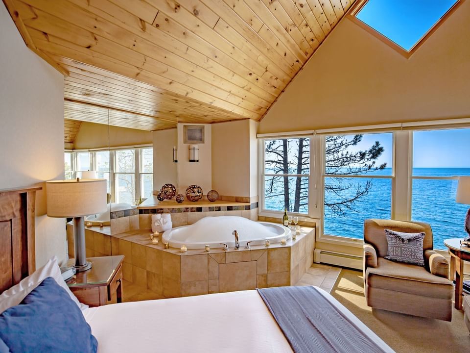 King bed, Jacuzzi in Grand Superior Master Suite at Bluefin Bay
