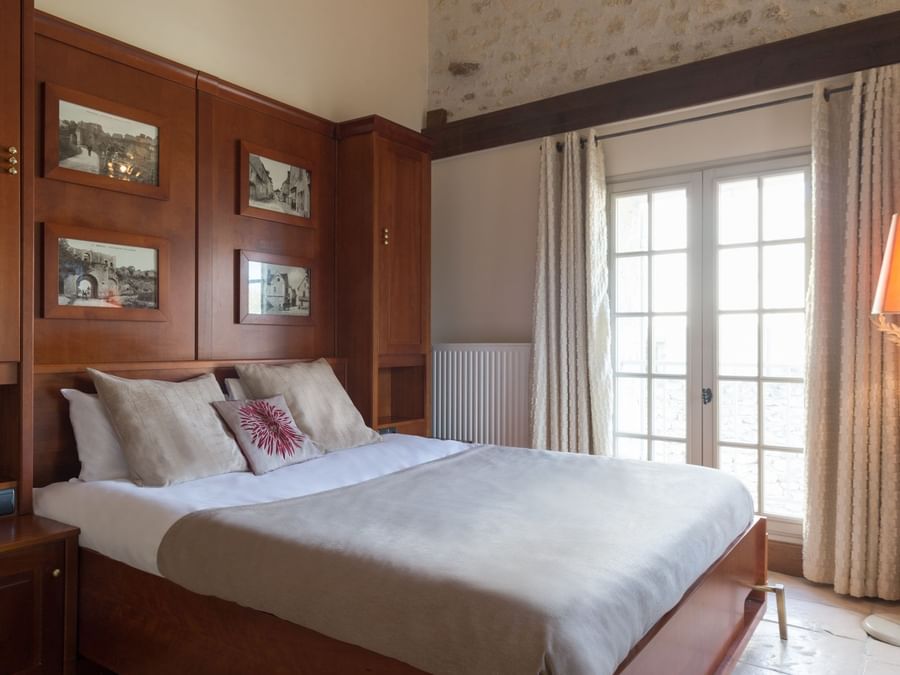 Interior of the Standard Room at Hotel Aux Vieux Remparts