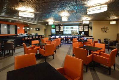 Loungers and bar counter at International Pub in Rosen Inn Closest to Universal